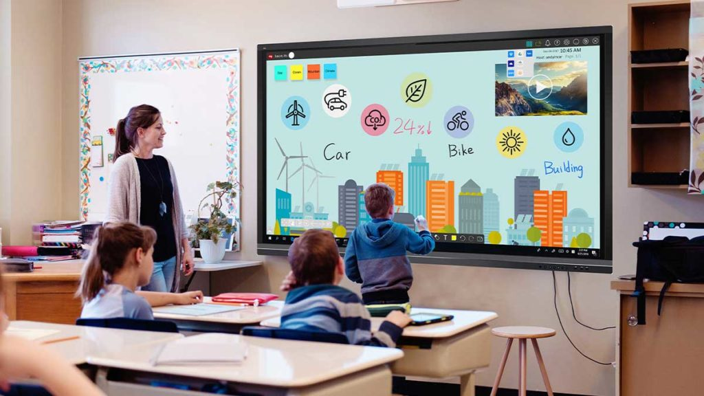 4 lợi ích của việc sử dụng màn hình cảm ứng tương tác trong lớp học